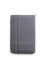 Load image into Gallery viewer, Biblia RVR60 Tamaño Manual -Gris Símil piel con índice y cierre
