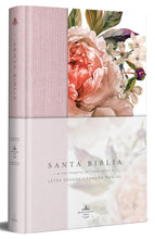 Cargar imagen en el visor de la galería, Biblia Reina Valera 1960 letra grande. Tapa Dura, Tela rosada con flores, tamaño manual
