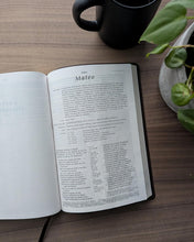 Cargar imagen en el visor de la galería, Biblia NTV de referencia en la columna central (Letra grande con Filament, SentiPiel, Café, Letra Roja)
