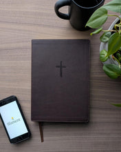 Cargar imagen en el visor de la galería, Biblia NTV de referencia en la columna central (Letra grande con Filament, SentiPiel, Café, Letra Roja)
