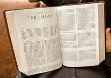 Load image into Gallery viewer, Biblia de Estudio MacArthur, Imitación piel Café, NBLA
