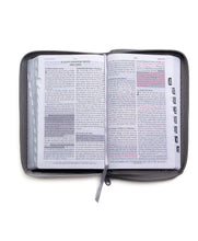 Load image into Gallery viewer, Biblia RVR60 Tamaño Manual -Gris Símil piel con índice y cierre
