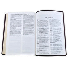 Cargar imagen en el visor de la galería, Biblia NTV de referencia en la columna central (Letra grande con Filament, SentiPiel, Café, Letra Roja)

