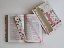 Cargar imagen en el visor de la galería, Biblia RVR60 Rosada Con Flores Letra grande Tamaño Manual
