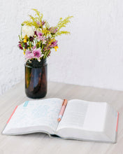 Cargar imagen en el visor de la galería, Biblia Mujer Verdadera RVR60 Imitación Piel
