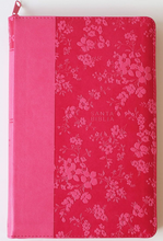 Cargar imagen en el visor de la galería, Biblia RVR60 Letra grande Símil piel fucsia
