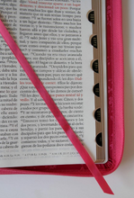 Cargar imagen en el visor de la galería, Biblia RVR60 Letra grande Símil piel fucsia
