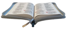 Cargar imagen en el visor de la galería, Biblia RVR60 Letra Grande 11 pts. – Lectura cómoda Color Gris Con Ayudas Digitales
