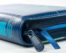 Cargar imagen en el visor de la galería, Biblia Reina Valera 1960 Azul Brújula en Tamaño y Letra Pequeña con Cremallera
