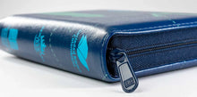 Cargar imagen en el visor de la galería, Biblia Reina Valera 1960 Azul Brújula en Tamaño y Letra Pequeña con Cremallera
