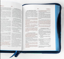 Cargar imagen en el visor de la galería, Biblia Reina Valera 1960 Azul Brújula en Tamaño y Letra Pequeña con Cremallera
