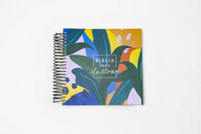 Load image into Gallery viewer, Biblia para ilustrar RVR60- Floral Símil Piel
