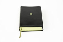 Load image into Gallery viewer, Biblia temática de estudio NBLA - Símil Piel Negra
