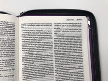 Cargar imagen en el visor de la galería, Biblia NTV Edición Ziper Púrpura

