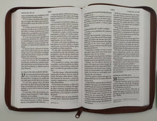 Load image into Gallery viewer, Biblia RVR60 Letra Super Gigante Café Cierre

