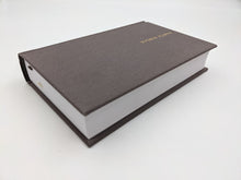 Load image into Gallery viewer, Biblia Tamaño Compacto Tapa Dura Tela Gris NBLA

