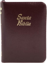 Cargar imagen en el visor de la galería, Santa biblia RVR60 compacta con cierre acolchada vino
