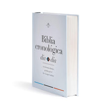 Load image into Gallery viewer, Biblia cronológica RVR60 día por día tapa dura
