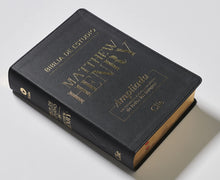 Load image into Gallery viewer, Biblia Estudio Matthew Henry RVR Piel Fabricada con índice (Nueva edición)
