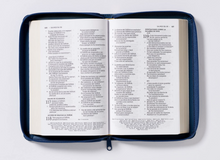 Load image into Gallery viewer, Biblia Compacta Letra Grande Azul con Cierre NBLA
