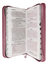 Cargar imagen en el visor de la galería, Biblia tipo Chequera Rosada con flores RV60

