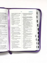 Load image into Gallery viewer, BIblia RVR60 compacta morada con cierre
